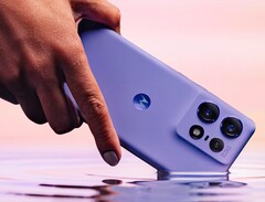 De Motorola Edge 50 Pro wordt geleverd in een waterdichte behuizing, verkrijgbaar in paars, zwart of wit. (Afbeelding: Motorola)