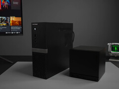De Minisforum 895D7 is slanker maar hoger dan de Steam Deck. Afgebeeld: de twee systemen naast elkaar.