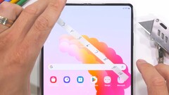 De UTG in de Samsung Galaxy Z Fold6 zou immuun kunnen zijn voor krassen van vingernagels, in tegenstelling tot de Galaxy Z Fold5. (Afbeelding: JerryRigEverything)