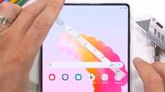 De UTG in de Samsung Galaxy Z Fold6 zou immuun kunnen zijn voor krassen van vingernagels, in tegenstelling tot de Galaxy Z Fold5. (Afbeelding: JerryRigEverything)