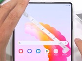 De UTG in de Samsung Galaxy Z Fold6 zou immuun kunnen zijn voor krassen van vingernagels, in tegenstelling tot de Galaxy Z Fold5. (Afbeelding: JerryRigEverything)