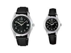 Afgebeeld - de Seiko SBTM363 en de SSDY053 tegen een witte achtergrond.