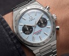 Close-up van de Timex Q Timex Continental Chronograph TW2Y92400 om de pols, met een ijsblauwe radiale wijzerplaat in CD-stijl, zwarte subwijzerplaten, een zilveren tachymeterring en een geïntegreerde roestvrijstalen armband.