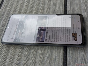 Xiaomi Redmi Note 10S buiten op een bewolkte dag