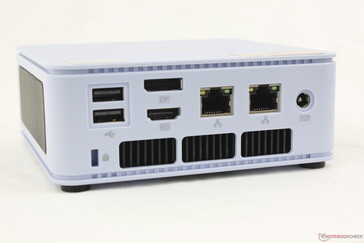 Achterkant: 2x USB-A 2.0, DisplayPort (4K60), HDMI 2.0 (4K60), 2x RJ-45 (2,5 Gbps), Ac-adapter, Kensington-slot
