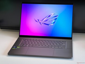 Asus ROG Zephyrus G16. (Afbeelding bron: Andreas Osthoff/Notebookcheck)