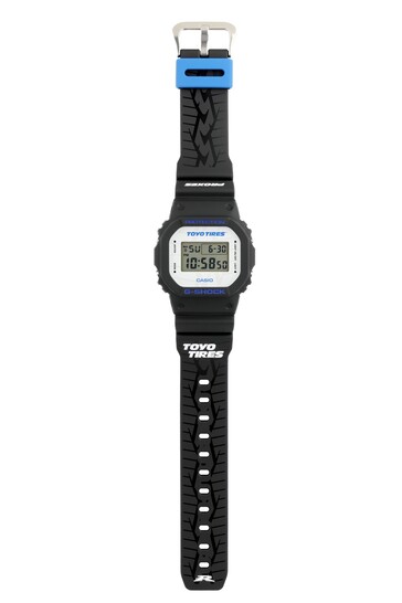 Vooraanzicht van het Casio G-Shock DW5600TT25-1 x Toyo Tires limited edition horloge.