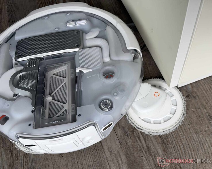 De DJI Romo P2 schuift een van zijn twee dweilpads bijzonder ver naar buiten.