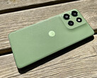 De Motorola Moto G55 in de groene kleurvariant Pantone Dill. (Afbeeldingsbron: Notebookcheck)
