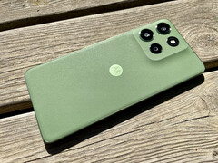 De Motorola Moto G55 in de groene kleurvariant Pantone Dill. (Afbeeldingsbron: Notebookcheck)