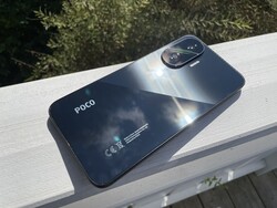 De Poco F7 is de beste mid-range telefoon die Notebookcheck kent (Foto bron: Manuel Masiero)