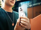 De Godox A2-xenonflitser wordt magnetisch bevestigd aan Qi2- en MagSafe-smartphones.