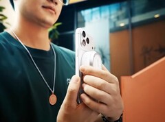 De Godox A2-xenonflitser wordt magnetisch bevestigd aan Qi2- en MagSafe-smartphones.