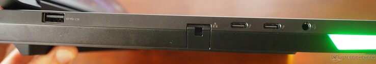 Links: USB-A 3.2 Gen2, 2,5 GbE RJ-45, 2x Thunderbolt 5 (incl. PD en DP 2.1), 3,5 mm audio-uitgang