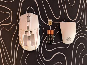 De behuizing schuift open om de batterijsleuven en de sleuf voor de 2,4 GHz dongle te onthullen.