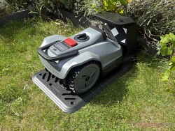 TerraMow Mini 500 in zijn oplaadstation