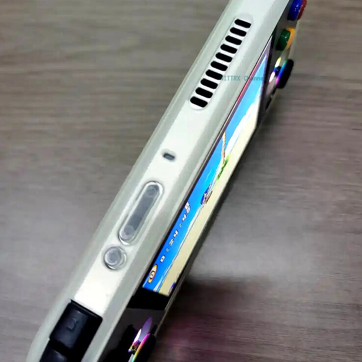 De Anbernic RG477M heeft een kleine actieve koeloplossing, aangegeven door de ventilatieopening aan de bovenkant van het apparaat. (Afbeeldingsbron: via Nittrx)