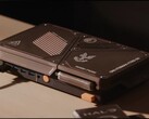 Een op maat gemaakte, compacte spelconsole met een mini-pc, zichtbare koelopeningen, USB-poorten en oranje aan/uit-knoppen op een bureau.