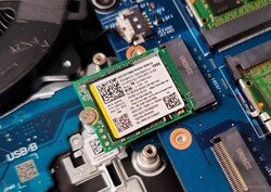 De SSTC CL4 M.2 2242 NVMe SSD met verwijderde klep