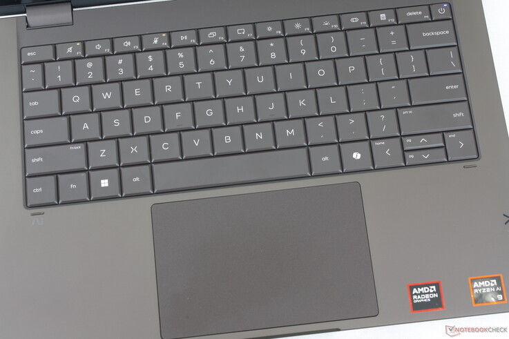 Hetzelfde toetsenbordontwerp en dezelfde indeling als bij de OmniBook Ultra 14, maar met een iets kleiner clickpad van 12,5 x 8 cm