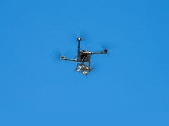 Een Alta X drone met een op maat gemaakte gesimuleerde Unmanned Aircraft Systems-omgevingslading (Afbeeldingsbron: NASA/Brandon Torres Navarette; bewerkt)