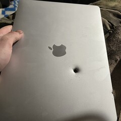 Een Apple M1 MacBook Air houdt naar verluidt een granaatscherf tegen (bron: lanevychs on X)