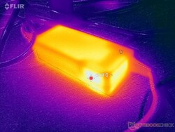 De AC-adapter bereikt een temperatuur van meer dan 44 C bij langdurig gebruik van zware belastingen