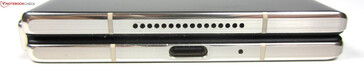 Onderkant, gevouwen: luidsprekers, USB-C 3.2 Gen.2, microfoon