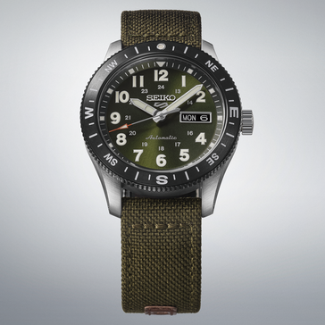 Seiko 5 Sports HDB008 veldhorloge met groene wijzerplaat, zwarte kompasring en groene nylon band.