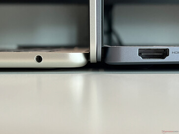 MacBook Air 15 (links) vs. Galaxy Book4 Pro (rechts)