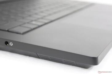 De matte magnesiumlegering is ruwer van textuur dan op de Razer Blade