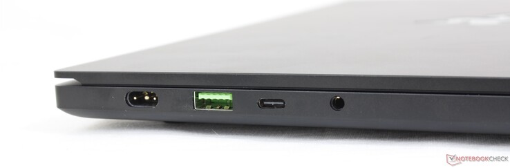 Links: AC-adapter, USB-A 3.2 Gen. 2, USB-C 3.2 Gen. 2 met DisplayPort 1.4 en Power Delivery, 3,5 mm combo audio