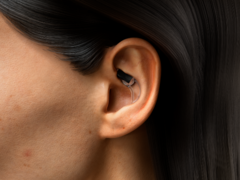 De STAT Health in-ear wearable kan aandoeningen zoals lange Covid monitoren. (Afbeeldingsbron: STAT Health)