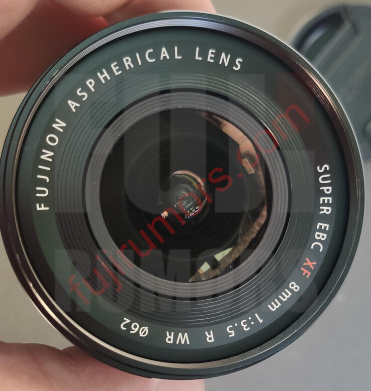 Het opschrift op de voorkant van het Fujinon XF8mm f/3.5 R WR objectief geeft aan dat het weerbestendig zal zijn, een 62mm schroefdraad voor het filter en de Super EBC coating. (Afbeelding bron: Fuji Rumors)