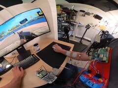 YouTuber Basically Homeless bereikt reactietijden van 100 ms met zijn neuromusculaire richthulpsysteem. (Afbeeldingsbron: Basically Homeless via YouTube)