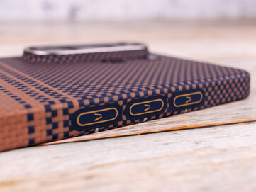 Aaron Buttons over een beschermhoes voor de Galaxy S26 Ultra