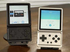 De Anbernic RG Rotate in de afwerkingen Aurora Silver en Polar Black, van links naar rechts.