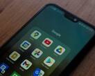 Smartphone op een houten bureau met een geopende Google-app-map