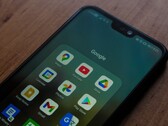 Smartphone op een houten bureau met een geopende Google-app-map