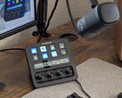 Stream Deck+, aangesloten op een Wave DX, met een pc-monitor op de achtergrond