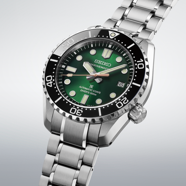 Gedetailleerd driekwartaanzicht van het horloge met de groene wijzerplaat met structuur, roségoudkleurige secondewijzer, extra grote LumiBrite-indexen, zwarte keramische lunette en roestvrijstalen band.