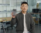 Carl Pei, CEO van Nothing, houdt een vage Nothing Phone (3) omhoog. (Afbeeldingsbron: Google)