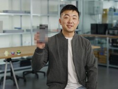 Carl Pei, CEO van Nothing, houdt een vage Nothing Phone (3) omhoog. (Afbeeldingsbron: Google)