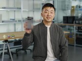 Carl Pei, CEO van Nothing, houdt een vage Nothing Phone (3) omhoog. (Afbeeldingsbron: Google)