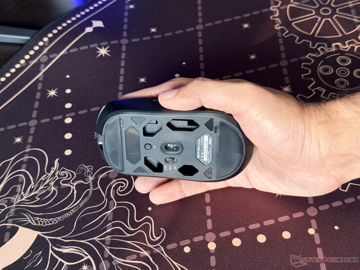 De open onderkant van de draadloze muis