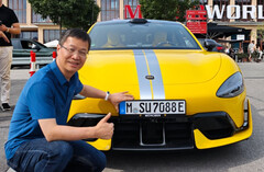 Xiaomi president poseert met een SU7 Ultra geregistreerd in Duitsland (Foto bron: William Lu op Weibo)