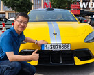 Xiaomi president poseert met een SU7 Ultra geregistreerd in Duitsland (Foto bron: William Lu op Weibo)