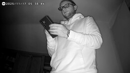 De nachtmodus werkt zonder licht, helaas alleen in zwart-wit.