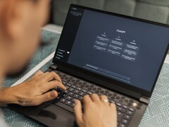 Iemand typt op een laptop terwijl de ChatGPT-interface geopend is