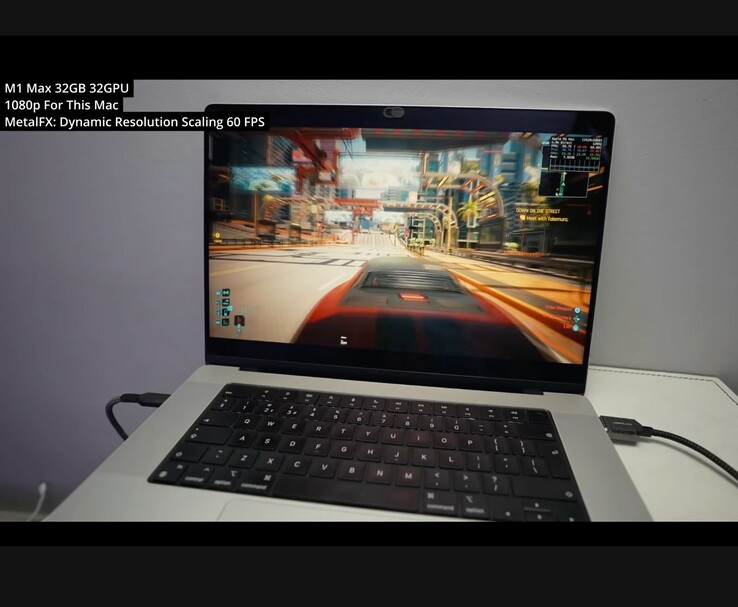 Cyberpunk 2077 draait op een M1 Max MacBook Pro (32GB RAM, 32-core GPU) op 1080p met gebruik van MetalFX Dynamic Resolution Scaling. Het spel blijft vloeiend 60 FPS presteren, waarmee de kracht van vroege Apple Silicon voor native AAA-gaming wordt aangetoond. (Afbeeldingsbron: